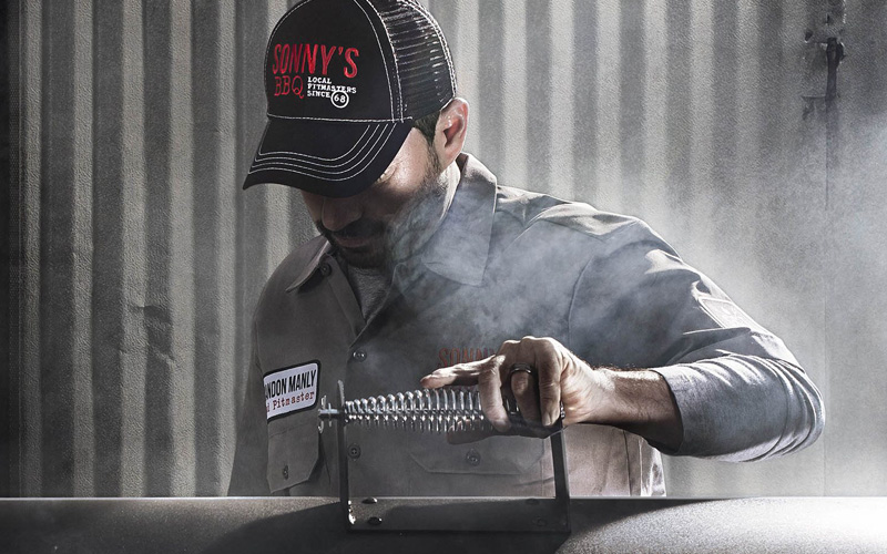 Pitmaster opening smoking grill